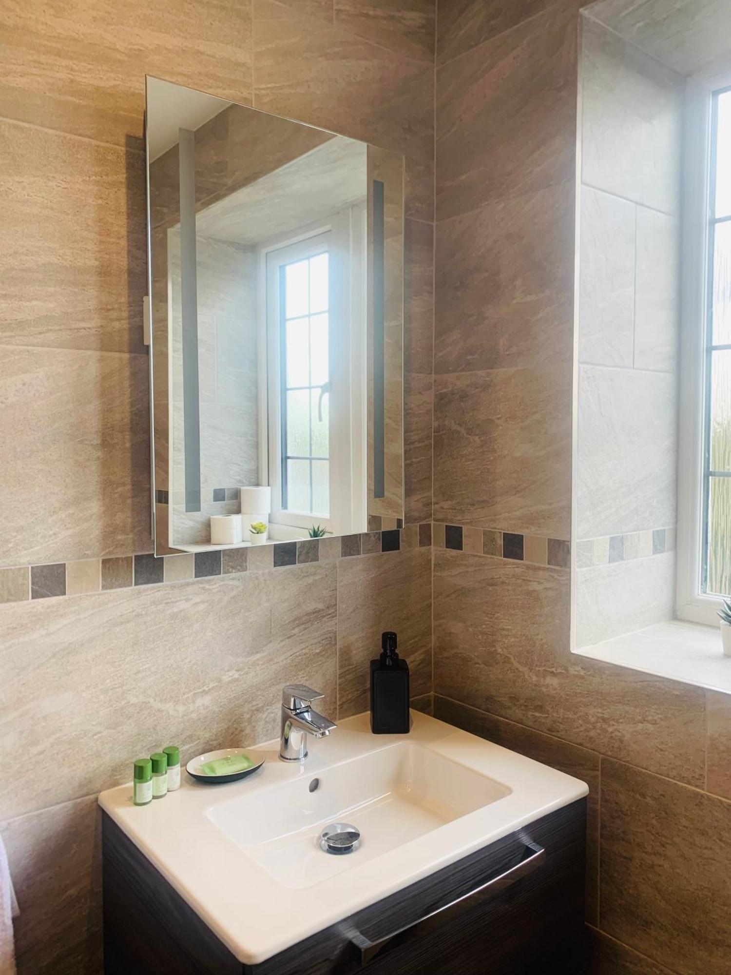 Newly Renovated, Modern 3 Bed Apartment Walmersley Екстер'єр фото
