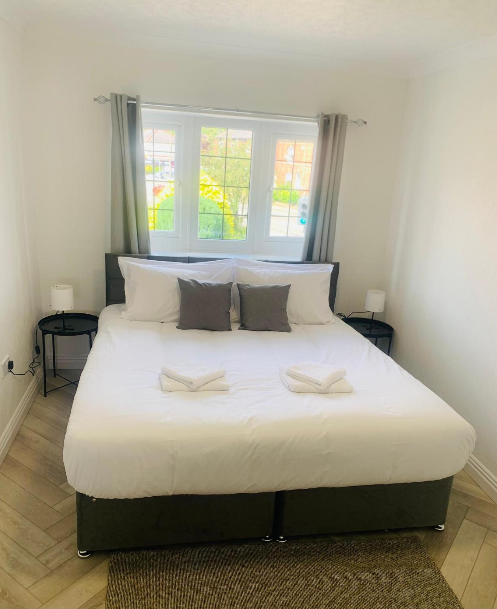Newly Renovated, Modern 3 Bed Apartment Walmersley Екстер'єр фото